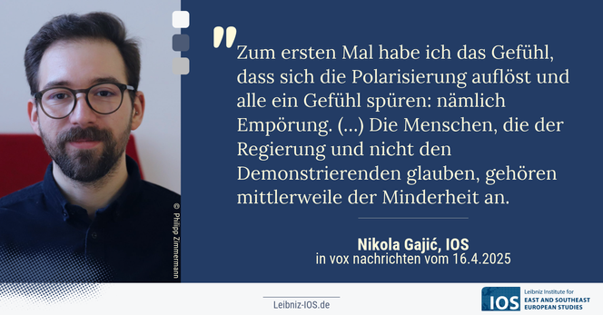 Zitatkachel mit Proträtfoto Nikola Gajić und Text: "Zum ersten Mal habe ich das Gefühl, dass sich die Polarisierung auflöst und alle ein Gefühl spüren: nämlich Empörung. (…) Die Menschen, die der Regierung und nicht den Demonstrierenden glauben, gehören mittlerweile der Minderheit an." Nikola Gajić, IOS, in vox nachrichten vom 16.4.2025.