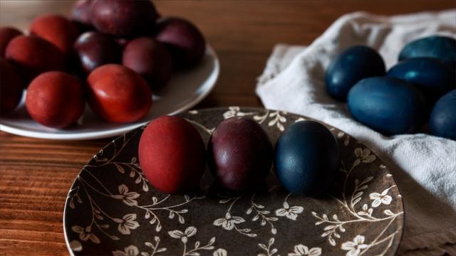 red cabbage, onion skins, and blueberry powder transform plain eggs into a vibrant palette