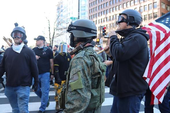Das Foto zeigt vermummte und behelmte Faschisten beim "March For Trump", Ankunft am Farragut Square entlang der Connecticut Avenue an der I Street, NW, Washington DC, am Samstagnachmittag, 12. Dezember 2020
Foto: Elvert Barnes