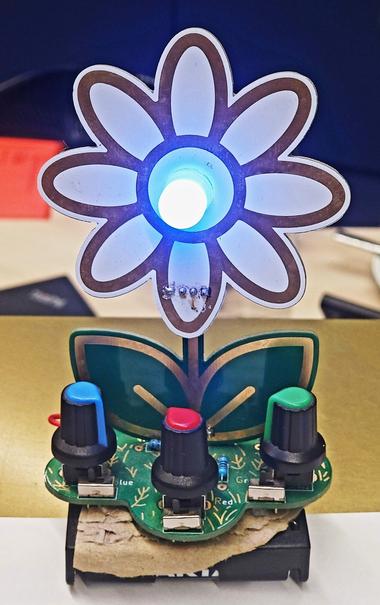 Eine aus Hardware selbst gelötete Blume, die je nach Einstellung verschiedenfarbig leuchten kann.