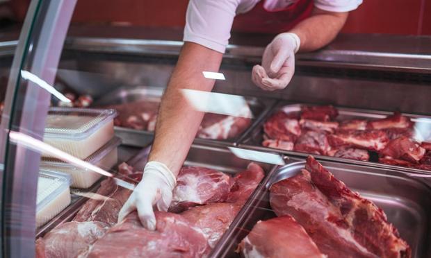 Un carnicero, trabajando en su tienda. (Getty Images)