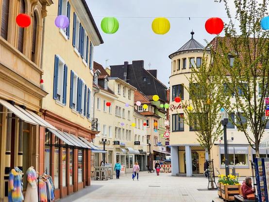 Bunte Lampions über Landaus Innenstadt. © Foto: Büro für Tourismus Landau