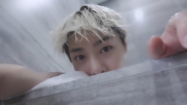 I.N looking over the edge of a bath