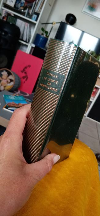 La tranche du livre. Cuir vert. Lettres dorées. Édition de la Pleiade