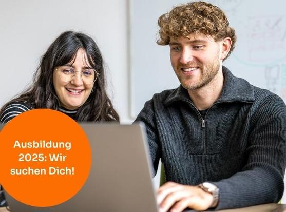Auszubildende am Laptop