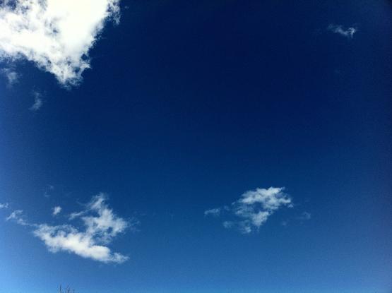 A deep blue sky with a few scattered white clouds
- - -
Un ciel d’un bleu profond parsemé de quelques nuages blancs