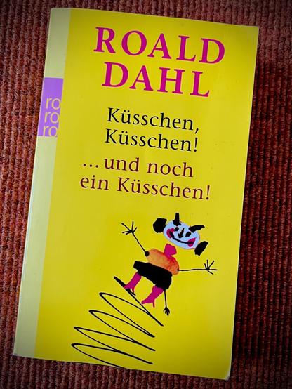 Ein Taschenbuch vom Author Roald Dahl in dem seine beider Kurzgeschichtensammlungen „Küsschen Küsschen“ sowie „… und noch ein Küsschen“ vereint sind. Das Cover ist gelb und mit einer groben Zeichnung eines Springteufels versehen.
