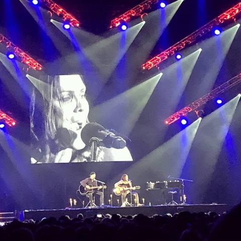 Groot podium met veel lampen en lichtbundels. Klein op het podium (want niet zo dichtbij) zit Beth Hart samen met haar gitarist John Nicols. Ze spelen beiden op een gitaar. Er staat ook een kleine vleugel op het podium, met kaarsen er op. Daar zit op het moment niemand achter. Op de achtergrond een groot scherm met daarop een close-up van de zingende Beth Hart. Op de voorgrond achterhoofden van publiek.