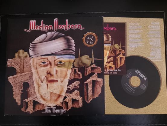 Portada y parte de la funda protectora del primer vinilo. Disco de Medina Azahara, "Sin fin".