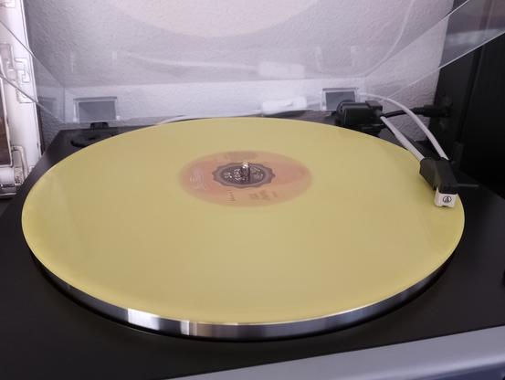 Tocadiscos con el primer vinilo del disco de Medina Azahara "Sin fin". El vinilo es amarillo.