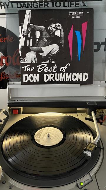 Vinyl LP „Don Drummond - The best of Don Drummond“ auf einem Plattenspieler.
