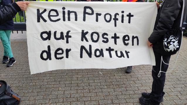 Banner: kein Profit auf Kosten der Natur