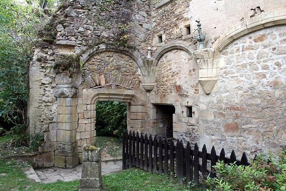 Château de Vicq à #VicqsurBreuilh (#HauteVienne) Demeure seigneuriale de la Première Renaissance qui a conservé des éléments sculptés de cette époque. Château édifié entre 1514 et 1542. La façade sur cour a con...
Suite 👉 https://monumentum.fr/monument-historique/pa87000005/vicq-sur-breuilh-chateau-de-vicq
#Patrimoine #MonumentHistorique
Photo CC-BY-SA 4.0 : Fourgeaudg