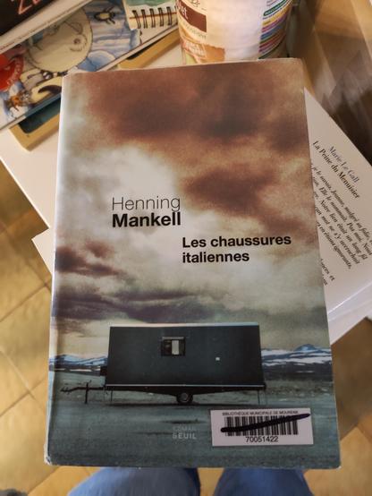 Couverture du livre d'Henning Mankell, une caravane sur fond de montagne avec un ciel orangé