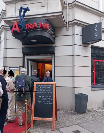 Der eingang zum Club, etliche Leute stehen Schlange