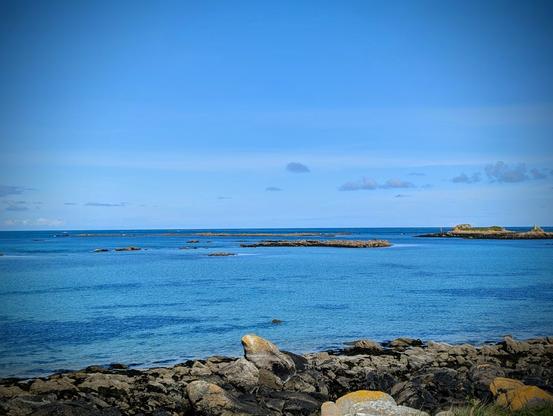 Les eaux bleues caribéennes mais glaciales à l'embouchure de l'Aber.