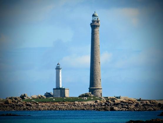Vue zoomée sur les phares de l'île Vierge avec l'immense phare en pierre de taille de 82m de haut.