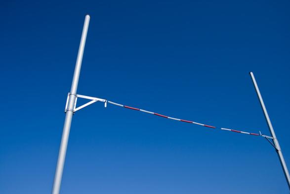 Een foto van een onbereikbare hoogspringlat.
