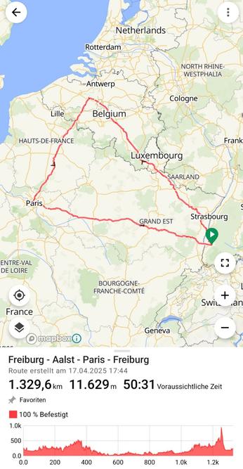 Eine dreieckige rote Route auf einer Karte mit Freiburg, Aalst und Paris als Eckpunkten.
