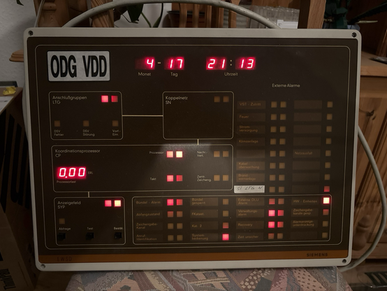 Status display of a central exchange. In the top row is the current month and day of month as well as the time displayed. In the lower section are LEDs showing the state of single system components.