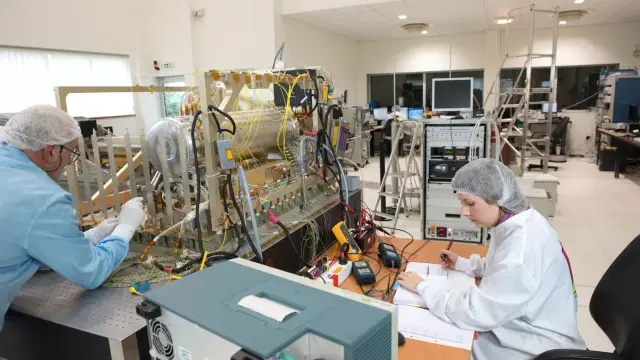 Scientifiques du cnes en train de travailler sur l'horloge atomique PHARAO - © CNES/GIRARD Sébastien, 2014