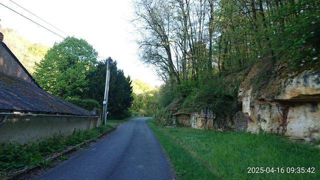 Toit de bâtisse en Touraine, habitat troglodyte et forêt en montant les coteaux près de l’île Bouchard