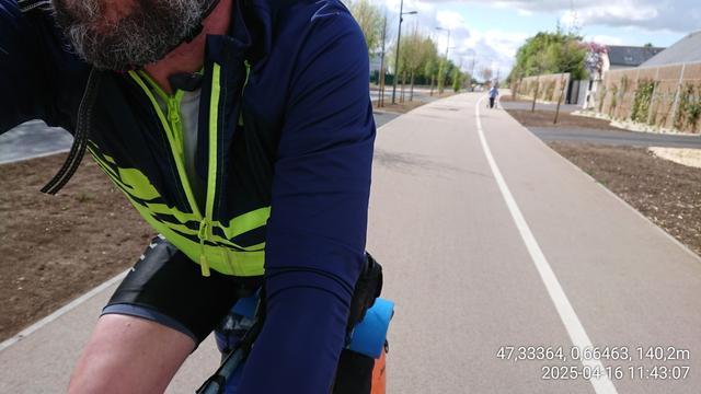 Infrastructure cyclable, #PMR et Cie près de Joué-les-Tours avec une personne âgée et un cycliste profitant de la mobilité et la sécurité qu'elles leur procurent
