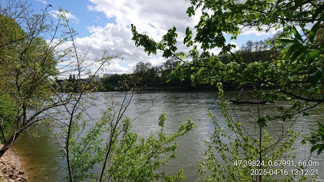 La Loire avec une barque plate et le vieux Tours vus depuis l'île Simon sous un splendide ciel bleu + nuages blancs.