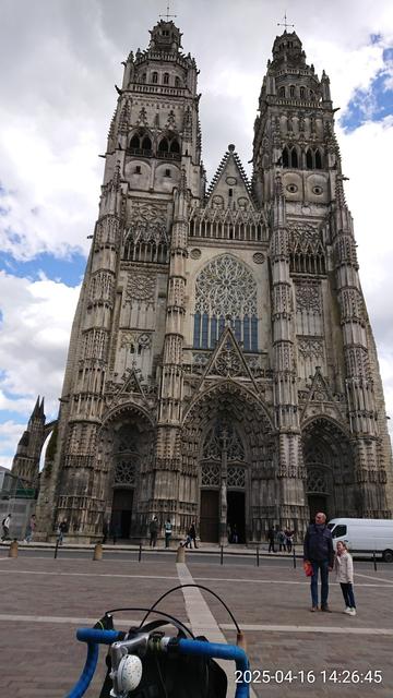 La façade très richement décorée de la cathédrale de Tours, sans parking voiture qui gâcherait la vue ;-)
