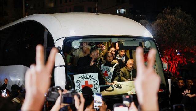 Un autobús amb presos palestins arribant a Ramal·lah (Reuters/Mohammed Torokman)
