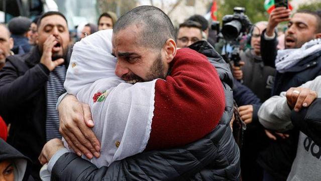 Un presoner palestí abraça un familiar en un intercanvi amb ostatges israelians, el 8 de febrer (REUTERS/Mohammed Torokman)