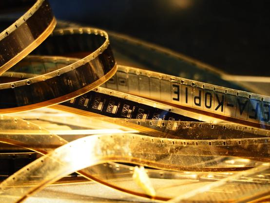 Filmstreifen eines Kinofilms im Kunstlicht