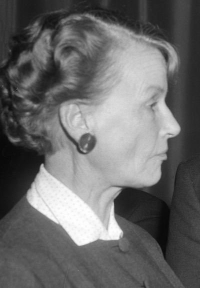 Foto van Clara Eggink. Bij het 60-jarig bestaan van de Vereniging van Letterkundigen, 1965. Bron Wikimedia Commons CC0). Link: https://commons.wikimedia.org/wiki/File:Clara_Eggink_-_60-jarig_bestaan_van_de_Vereniging_van_Letterkundigen_,_tijdens_receptie,_Bestanddeelnr_917-4249_(1965).jpg