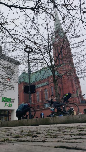 Kirche Arendal. Reifen flicken