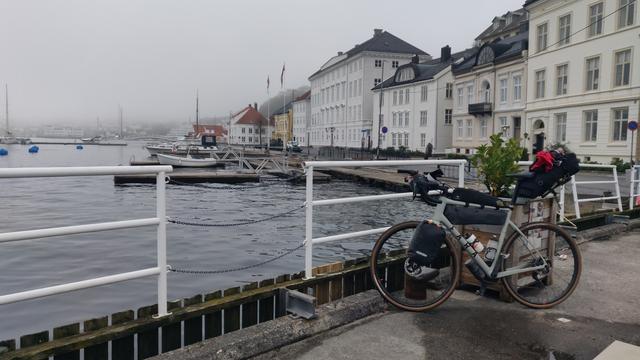 Bepacktes Rad in Arendal am Kai