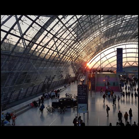 Die Glashalle der Leipziger Buchmesse mit untergehender Sonne.