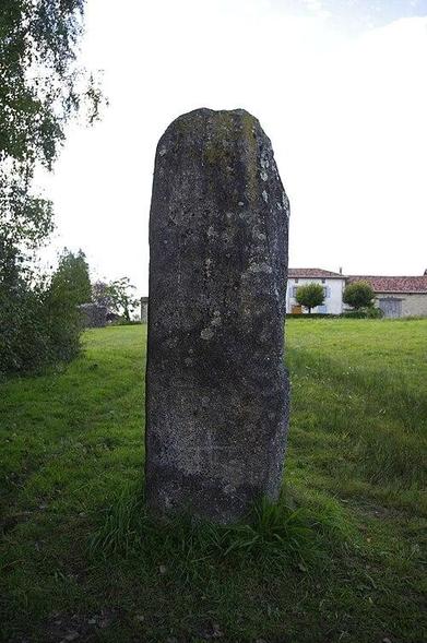 Menhir d'Arnac à #Cieux (#HauteVienne) Construction Néolithique. Menhir d'Arnac (cad. E 328) : inscription par arrêté du 15 avril 1987.
Suite 👉 https://monumentum.fr/monument-historique/pa00100284/cieux-menhir-darnac
#Patrimoine #MonumentHistorique
Photo CC-BY-SA 4.0 : Traumrune