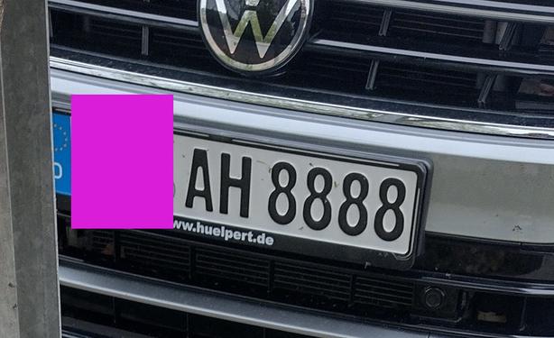Foto eines Autokennzeichens, das auf "AH 8888" endet. Das Unterscheidungszeichen wurde mit einem farbigen Rechteck übermalt.
