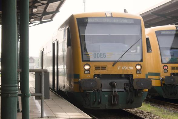 Gelber ODEG Diesel Zug, mit der Ziel-Beschriftung „RB19 Plau am See“