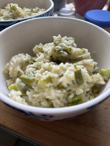 Eine Schale mit Risotto. Man erkennt grüne Spargelstücke.
