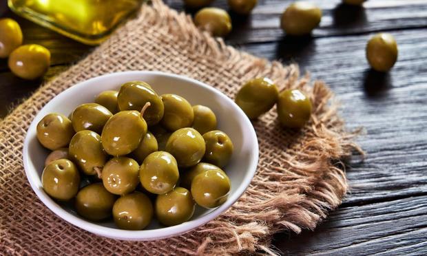Bol con aceitunas verdes. (HELEN CAMACARO)