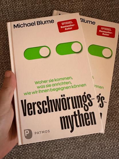 Zwei Exemplare des Buchs Verschwörungs Mythen von Michael Blume.