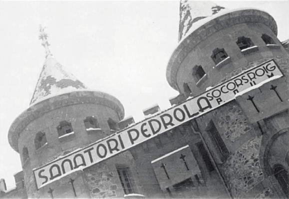Imatge del llindar de la porta d'un castell d'estil francès amb un rètol Sanatori Pedrola (Socors Roig)
