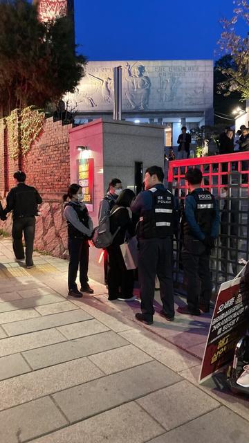 혜화동성당 입구를 경찰들이 신자만 들어갈 수 있게 통제하고 있다.