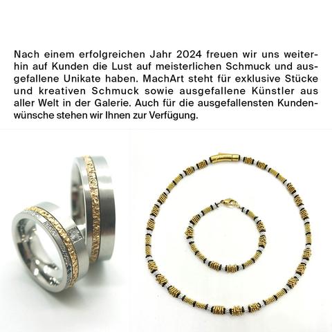 @Stadtkind Das Bild zeigt eine Sammlung von Schmuckstücken, die von der Marke MachArt stammen. Im Vordergrund sind zwei Eheringe zu sehen, die aus silberfarbenem Metall mit einem schmuckvollen goldenen Band bestehen. Ein Ring hat kleine Edelsteine eingearbeitet. Neben den Ringen ist ein Schmuckset mit einem Halsketten- und Armband-Set aus Gold, Silber und schwarzen Perlen. Der Text auf dem Bild lautet: "Nach einem erfolgreichen Jahr 2024 freuen wir uns weiterhin auf Kunden die Lust auf meisterlichen Schmuck und aus gefallene Unikate haben. MachArt steht für exklusive Stücke und kreative Schmuck sowie ausgefallene Künstler aus aller Welt in der Galerie. Auch für die ausgefallensten Kundenwünsche stehen wir Ihnen zur Verfügung."
―
Das Bild zeigt ein Werbeplakat für die Machart Feiner Schmuck Goldschmiede + Galerie in Hannover. Oben steht in großen schwarzen Buchstaben "MACHART" und darunter "ALSTADT". Rechts daneben ist ein Textfeld mit Informationen über die Adresse: "Karmarschstraße 46, 30159 Hannover". Die Kontaktinformationen sind ebenfalls angegeben: "Anja Fennekohl, 0511-32 09 89, www.machart-feiner-schmuck.de, info[@]machart-feiner-schmuck.de". Die Öffnungszeiten sind aufgelistet: Montags geschlossen, Dienstag bis Freitag von 10-13 Uhr und 14-18 Uhr, Samstag von 10-16 Uhr. Im Hintergrund ist ein Teil des Schaufensters der Machart zu sehen, auf dem das Logo "MACHART" und die Schrift "FEINER SCHMUCK GOLDSMIEDE + GALERIE" in großen Buchstaben angebracht ist.