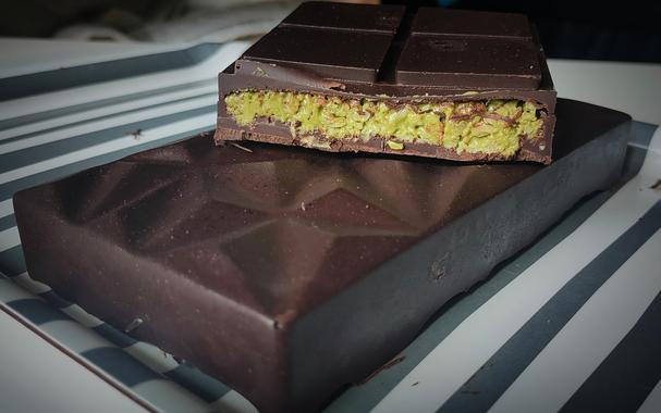 due tavolette di cioccolato del tipo "Dubai Chocolate" poste una sull'altra.