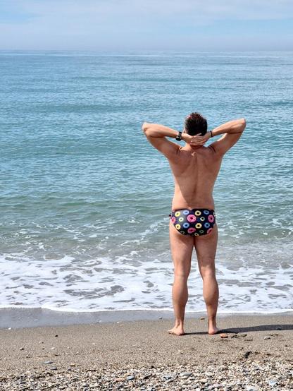 Fotografía de espaldas frente al mar con mi speedo de donuts