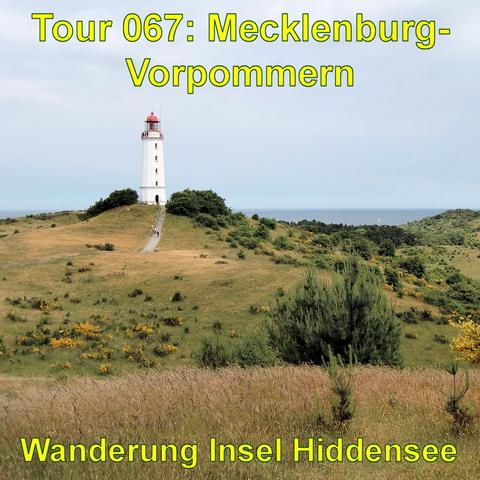 Weißer Leuchtturm mit einem roten Dach auf einer Anhöhe. Der Leuchtturm steht inmitten einer hügeligen Landschaft mit Gräsern und Büschen. Einige Menschen sind auf dem Weg zum Leuchtturm zu sehen werden. Im Hintergrund ist das Meer sichtbar. Der Himmel ist leicht bewölkt, aber es ist dennoch ein heller Tag. Die Vegetation ist typisch für Küstenregionen, mit niedrigen Sträuchern und Gras, das im Wind zu wogen scheint.