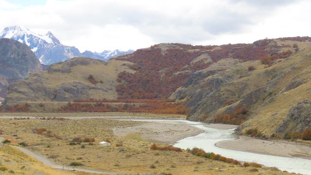 Berge und der Rio de las Vueltas