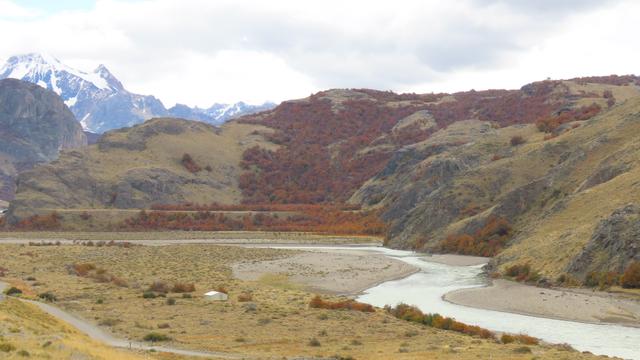 Berge und der Rio de las Vueltas